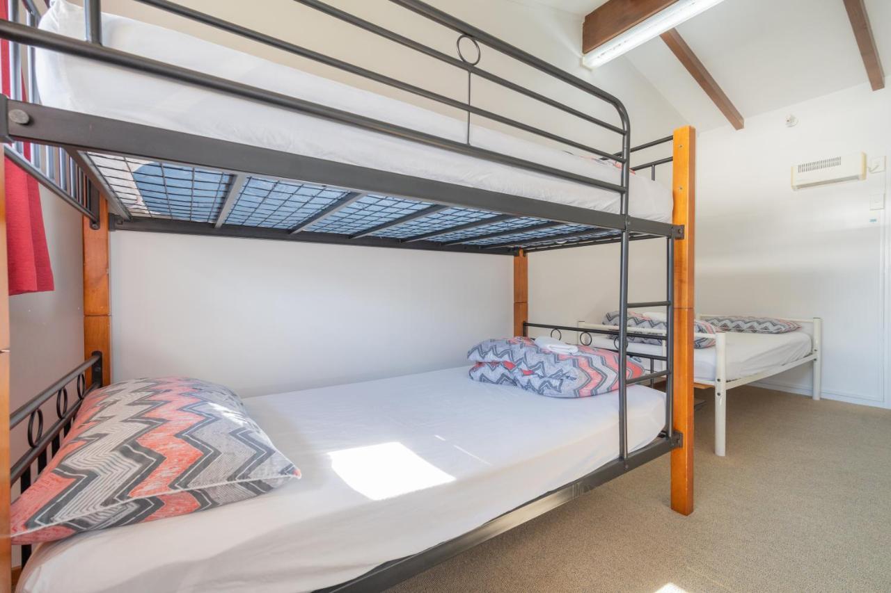 Te Anau Central Backpackers Esterno foto