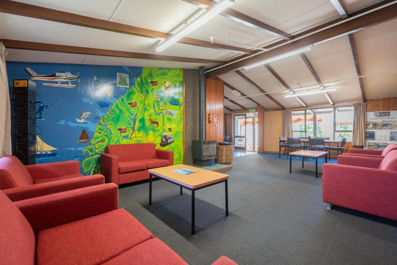 Te Anau Central Backpackers Esterno foto
